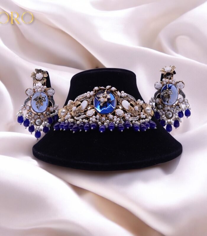 Doublet sapphire chokar set