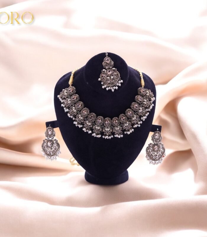 Pulki zircon necklace